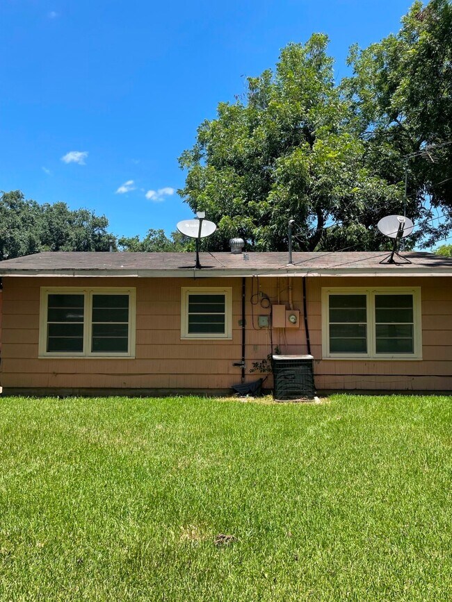 502 Breezy Ln in Wharton, TX - Building Photo - Building Photo