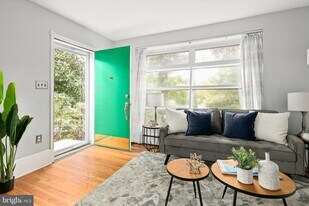 6381 Lakewood Dr in Falls Church, VA - Building Photo