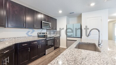 613 Sarner Pass Wy. in Winter Haven, FL - Foto de edificio - Building Photo