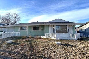 820 Essex Dr in Denver, CO - Building Photo