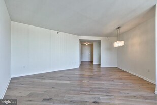 202 W Rittenhouse Square in Philadelphia, PA - Building Photo