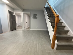 20709 34th Ave, Unit 2 in Bayside, NY - Foto de edificio - Building Photo