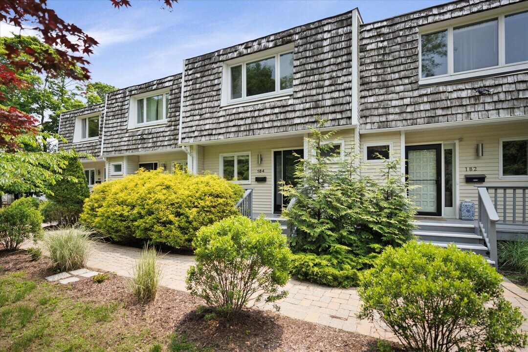 184 Main St in Westhampton Beach, NY - Building Photo