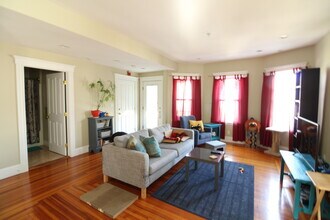 7 Ashland St, Unit 2 in Somerville, MA - Building Photo - Building Photo