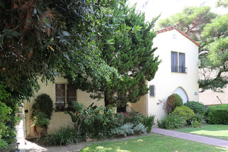 437 N Oakhurst Dr in Beverly Hills, CA - Building Photo - Building Photo