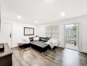 305 SE 11th Ave, Unit D in Pompano Beach, FL - Foto de edificio - Building Photo