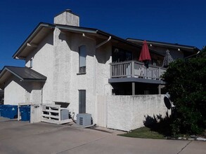 207 Hi Cir N, Unit 114A in Horseshoe Bay, TX - Foto de edificio - Building Photo