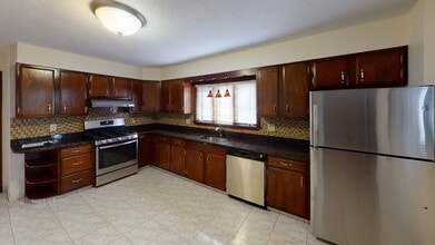 76 Pearson Rd, Unit 1 in Somerville, MA - Building Photo - Building Photo