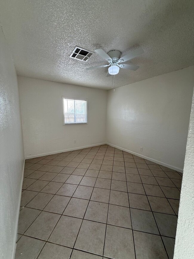 1032 W Coronado Ave in Ridgecrest, CA - Building Photo - Building Photo