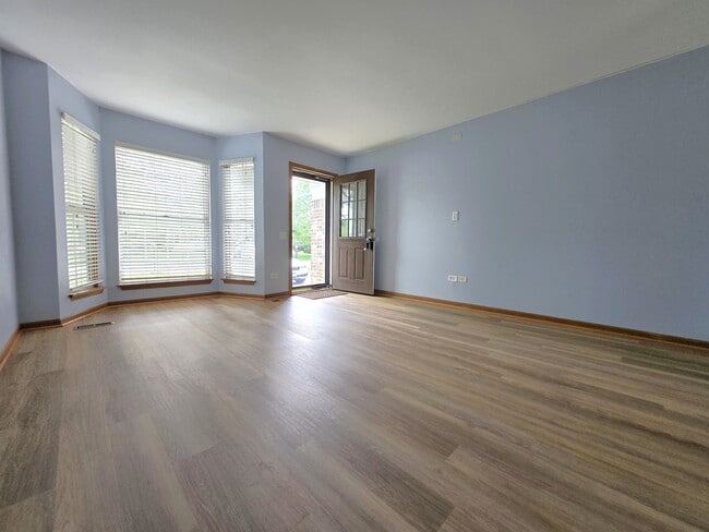 8 E Shag Bark Ln in Streamwood, IL - Building Photo - Building Photo