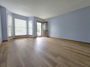 8 E Shag Bark Ln in Streamwood, IL - Building Photo - Building Photo