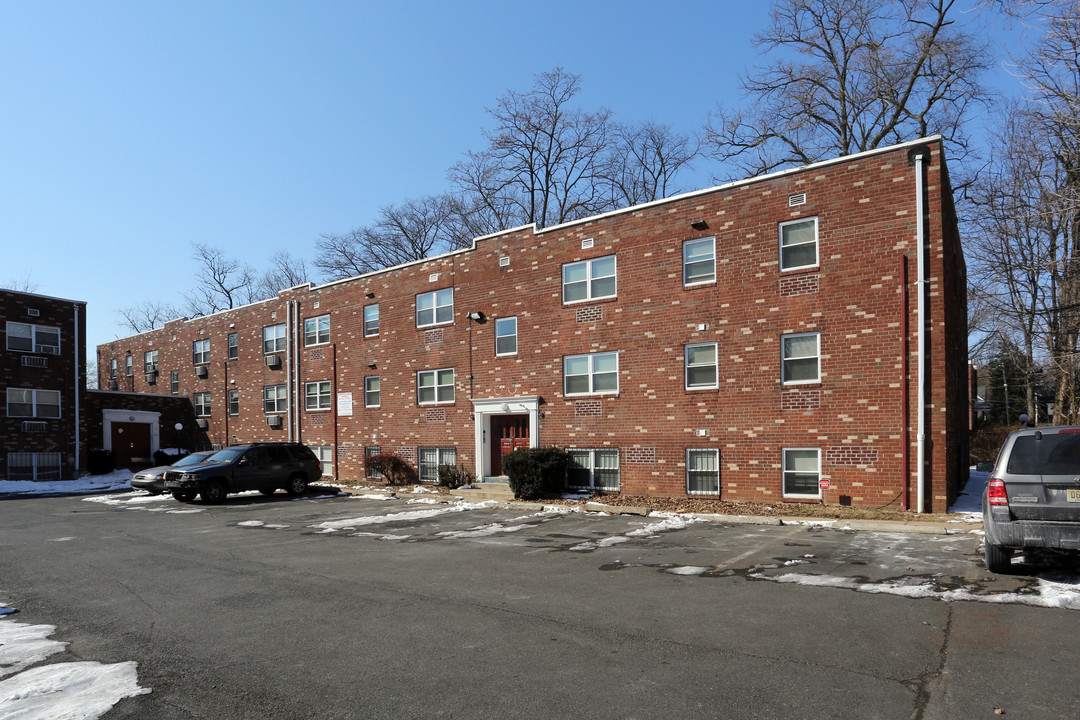 Crittenden Manor Apartments in Philadelphia, PA - Building Photo