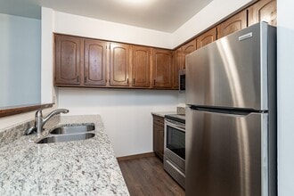 Heritage Square Apartments in Stevens Point, WI - Foto de edificio - Building Photo