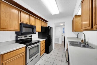 758 W Poplar St in Fayetteville, AR - Building Photo - Building Photo
