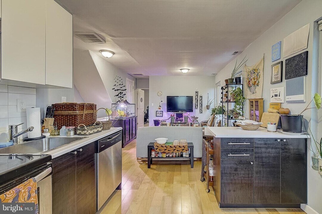 517 Green Ln, Unit #2 in Philadelphia, PA - Foto de edificio