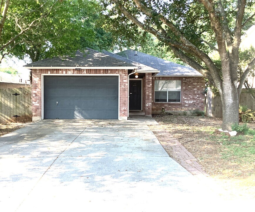 15619 Legend Springs Dr in San Antonio, TX - Building Photo