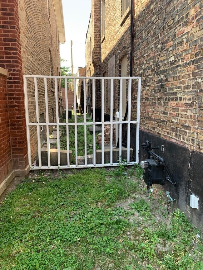 1448 W Polk St-Unit -2F in Chicago, IL - Building Photo - Building Photo