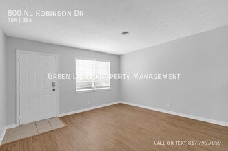 800 N L Robinson Dr in Arlington, TX - Building Photo - Building Photo