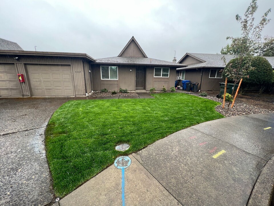 3297 Alberta Ave NE in Salem, OR - Foto de edificio