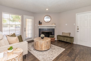 Eagle's Point Apartments in Fort Worth, TX - Building Photo