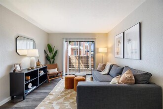 8701 Town Park Dr-Unit -30-2225 in Houston, TX - Foto de edificio - Building Photo