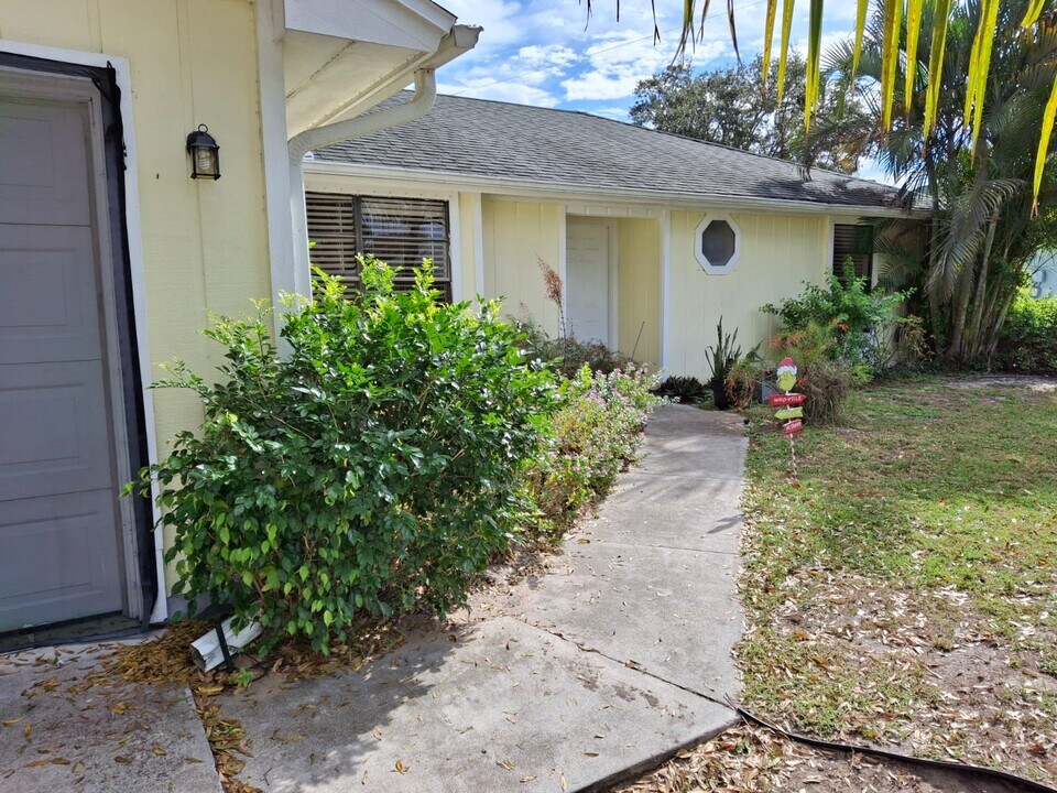 385 Toledo St in Sebastian, FL - Building Photo