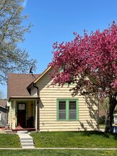 939 Broadway St in Pella, IA - Building Photo - Building Photo