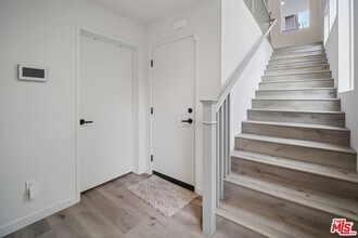 11821 Holly Wy in Los Angeles, CA - Building Photo - Building Photo
