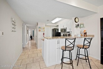 4570 Ocean Beach Blvd in Cocoa Beach, FL - Foto de edificio - Building Photo