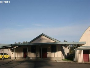 64065 Seven Devils Rd in Coos Bay, OR - Foto de edificio - Building Photo