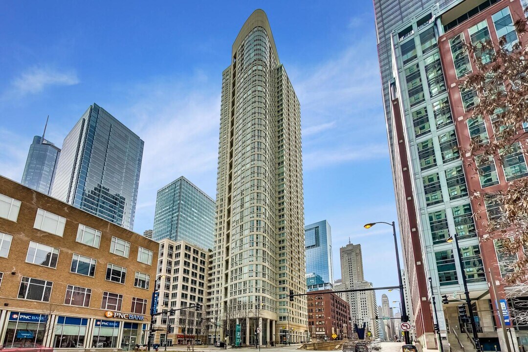 345 N La Salle Dr in Chicago, IL - Building Photo