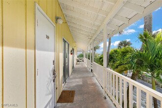 1360 Chesapeake Ave in Naples, FL - Building Photo - Building Photo