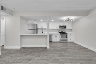 5009 Indian River Dr in Las Vegas, NV - Building Photo - Building Photo