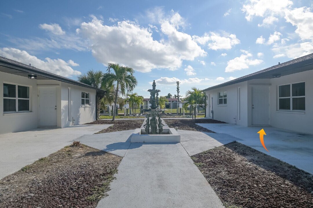 1322 Miramar St-Unit -2 in Cape Coral, FL - Foto de edificio