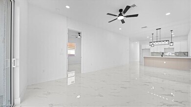 1009 NE 15th Ln, Unit 1009 / 1011 in Cape Coral, FL - Foto de edificio - Building Photo