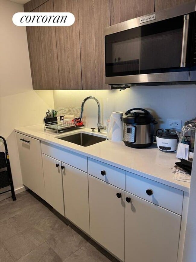 520 W 43rd St in New York, NY - Building Photo - Building Photo