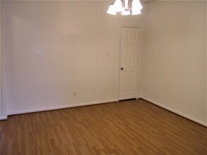 2926 Meadowglen Crest in Houston, TX - Building Photo - Building Photo