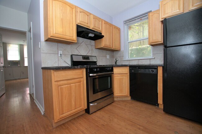 1326 Tasker St in Philadelphia, PA - Building Photo - Building Photo