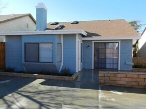 37632 13th St E in Palmdale, CA - Building Photo - Building Photo