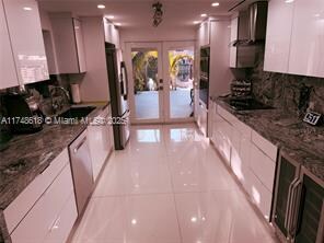7030 W 15th Ct in Hialeah, FL - Building Photo