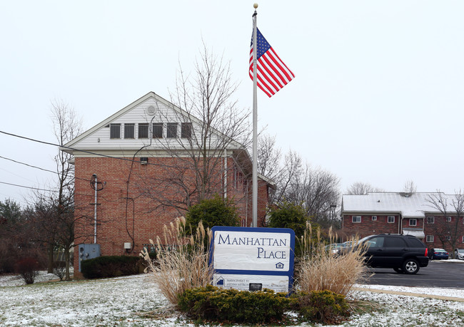 Manhattan Plaza in Brunswick, OH - Building Photo - Building Photo