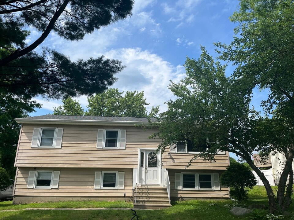 31 Michaelangelo St in Latham, NY - Building Photo