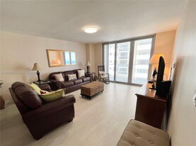 5701 Collins Ave, Unit 1117 in Miami Beach, FL - Building Photo - Building Photo