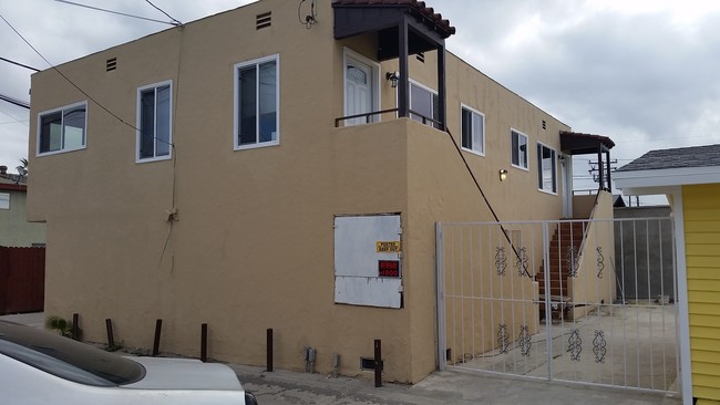 955 E 4th St in Long Beach, CA - Building Photo - Building Photo