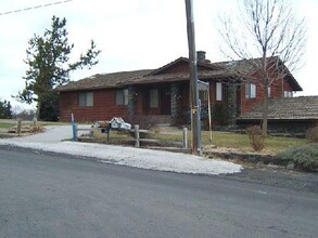 995 Grandview Ave, Unit Main House - 2 Bedroom in College Place, WA - Building Photo - Building Photo