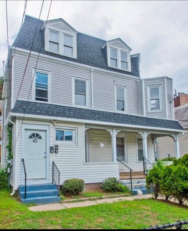 Propiedad no disponible en 42 James St en Holyoke, [state} Listado