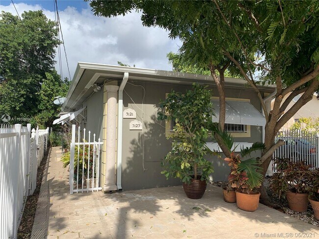 3121 SW 25th Terrace-Unit -Rear in Miami, FL - Building Photo - Building Photo