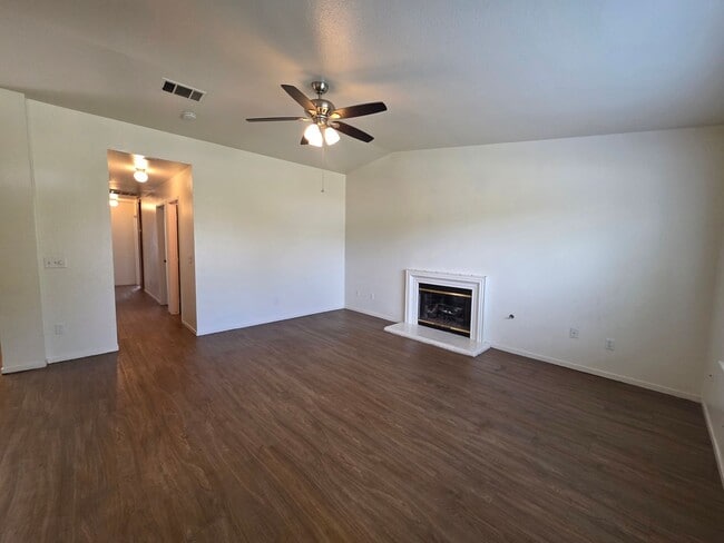 2211 W Sweet Ct in Visalia, CA - Building Photo - Building Photo