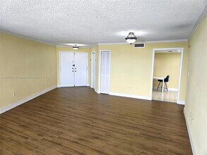 13951 Kendale Lakes Cir, Unit 601A in Miami, FL - Building Photo - Building Photo