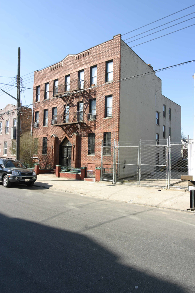 408 Montauk Ave in Brooklyn, NY - Building Photo - Building Photo